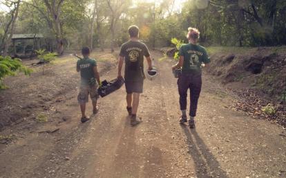 Les jeunes bénévoles de Projects Abroad transportent des plants d'arbre au cours de leur mission d'écovolontariat avec Projects Abroad Les volontaires vont planter des arbres au cours de leur chantier jeunes au Costa Rica